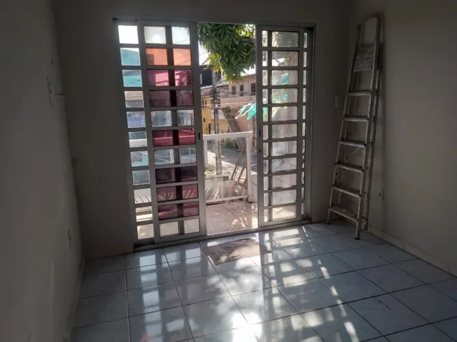 Alugo casa nos Autos dois quartos cozinha sala um banheiro varanda sacada      a