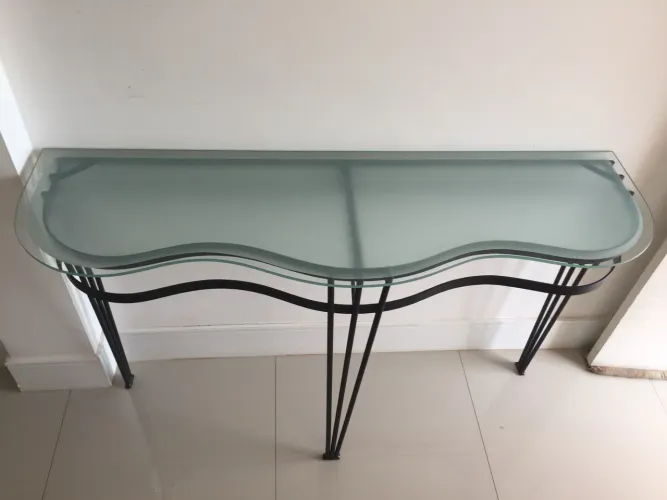 Aparador, mesa de vidro leitoso trabalhado e pés de ferro preto