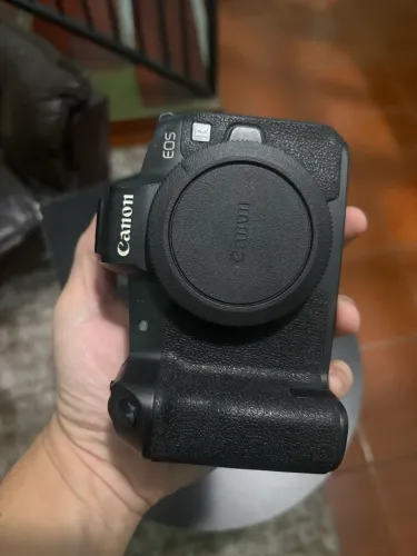 Câmera Canon R com grip