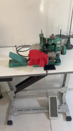 Vendo maquina overloque chinesinha com bancada
