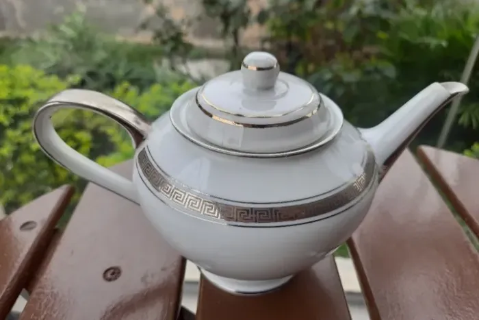 Bule antigo em porcelana Mauá em porcelana branca com detalhes à prata louça antiga