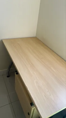Vendo Escrivaninha / Mesa para Escritório com Gaveteiro