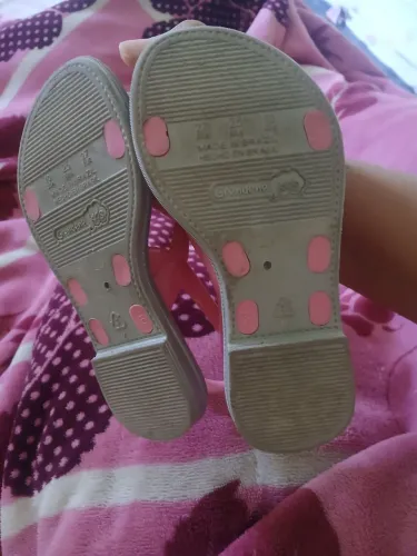 Vende se Sandália infantil semi novo