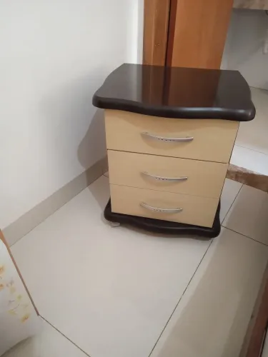 Criado mudo com gavetas 