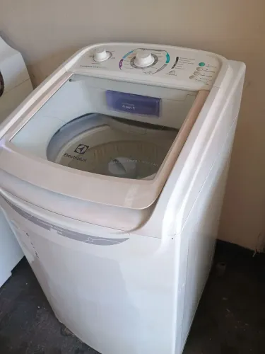 Máquina de lavar roupa 9 kg Electrolux funcionando perfeitamente silênciosa