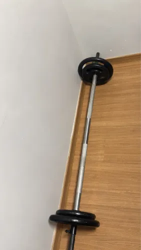 Barra e peso para musculação