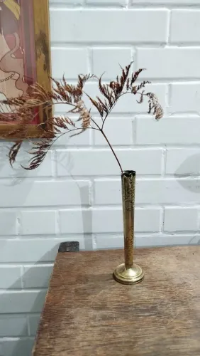 Vaso solitário/solifleur com detalhes florais martelados, 20 x 6cm