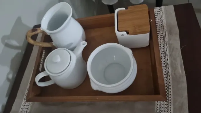 Kit Jogo De Chá E Café Porcelana Branca Com Bandeja De Madeira