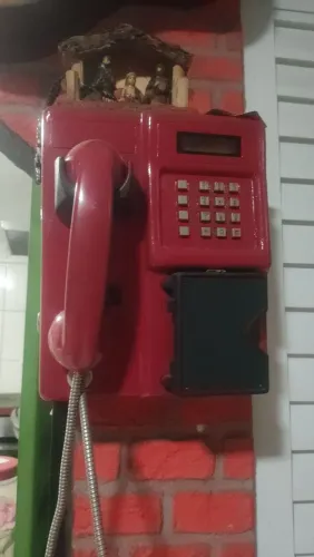 Orelhão vermelho fixo