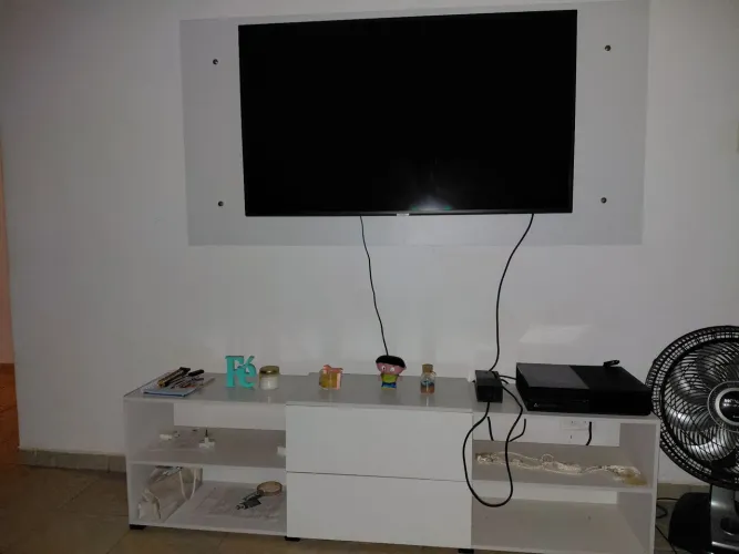 Painel com Rack para TV até 55" Branco + Suporte de Brinde (Fácil de Retirar)