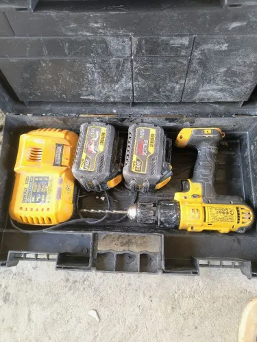 Parafusadeira Dewalt dcd776 + 2 baterias 60v 6.0ah + carregador turbo 20v