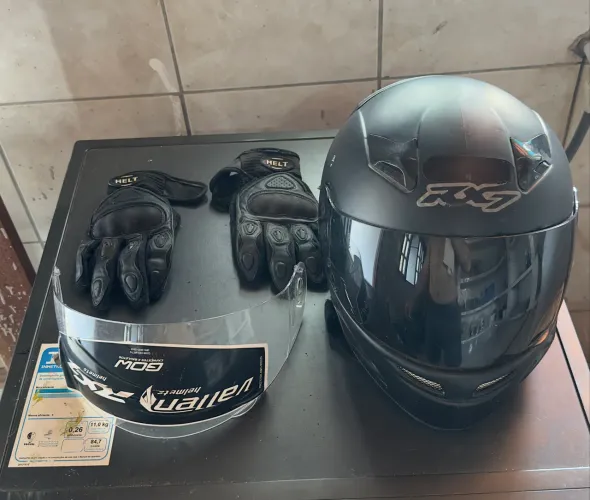Capacete RX7 viseira fume e luvas