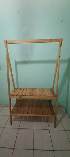 Arara de madeira para loja de roupas