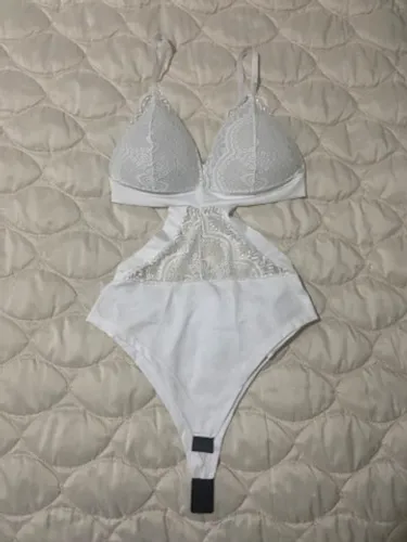 Body decotado de renda 