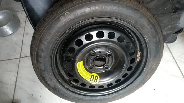 Pneu estepe 125/80/15.