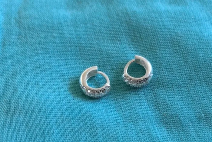 Argolinha click pequena cravejada prata 925