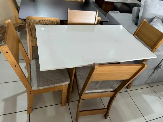 Conjunto de Mesa em MDF e 4 Cadeiras nova