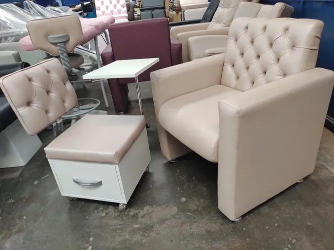 Poltrona e cirandinha para manicure e pedicure