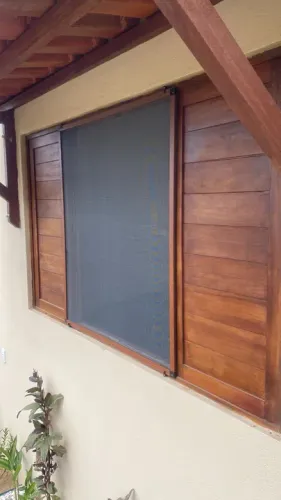 Tela de mosquiteiro e rede de segurança e rolinho de porta .