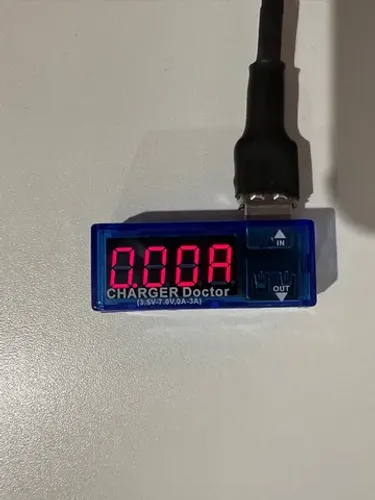 Voltímetro e amperímetro usb