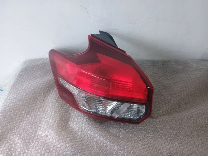 Lanterna traseira esquerda Nissan Kikins 2017 a 2021 original C detalhe 