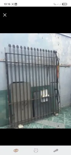 Portão de ferro com detalhes