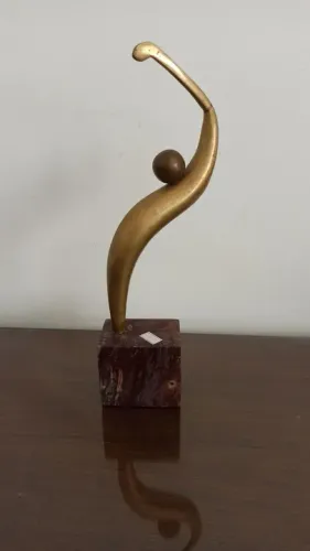 Escultura de esportista em mármore e metal