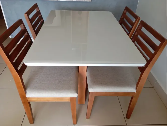 Mesa de Jantar com 4 Cadeiras - Design Moderno de madeira