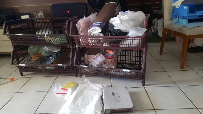 Cetos de plástico para roupas 15 reais unidades.