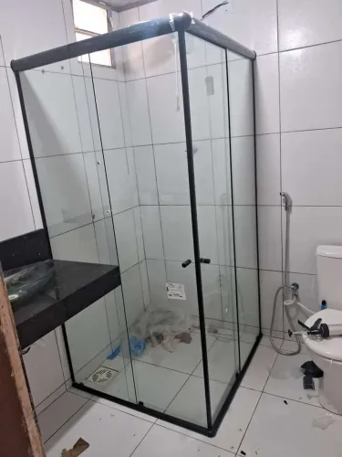 Box de banheiro com estrutura em alumínio