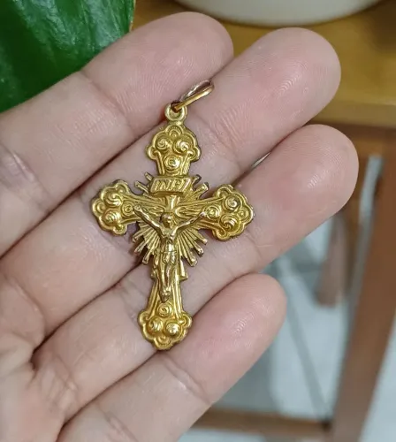 Antigo crucifixo vintage banhado a ouro. detalhes da descrição. 
