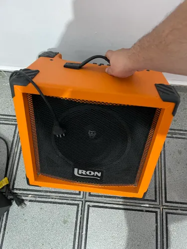 Vários instrumentos pra negócio, teclado, baixo, guitarra, amp e muito mais.