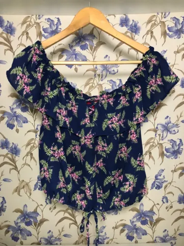 BLUSINHA GUESS AZUL TOMARA QUE CAIA TAM L AMERICANO MAS M NO BRASIL