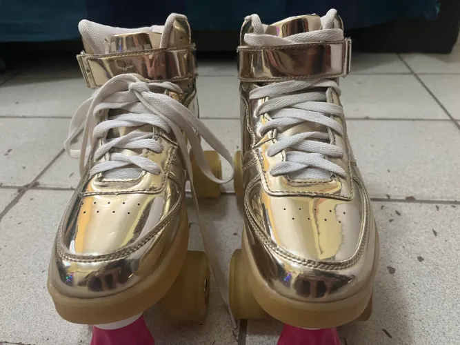 Patins Dourado de 4 Rodas