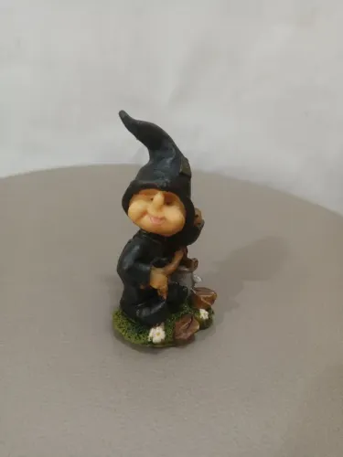 Bruxinha de resina 