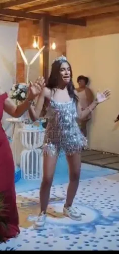 Macaquinho prateado usado apenas uma vez.