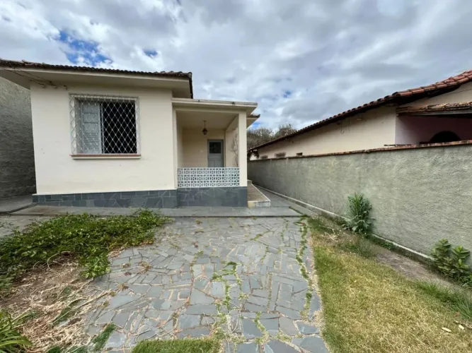 Casa com varanda e quintal no bairro Aparecida