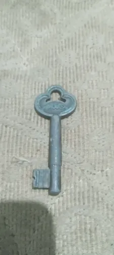Chave antiga em metal marca Arouca