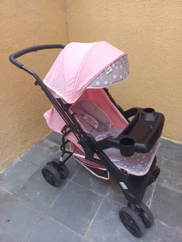 Carrinho de bebê rosa