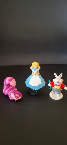 Coleção miniaturas Alice no País das Maravilhas, 80,00 os três. Medem 6,5 cm 4 cm e 4 cm.