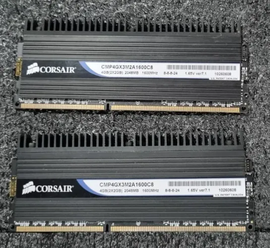 2 Memórias Corsair Dominator de 2GB DDR3 1600MHz Total 4GB