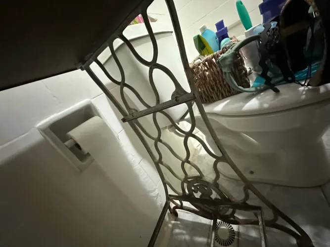 Mesa espelhada com pés de máquina de costura 