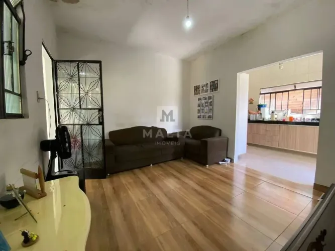 Duas casas e duas lojas à venda no bairro Olaria, no Barreiro.