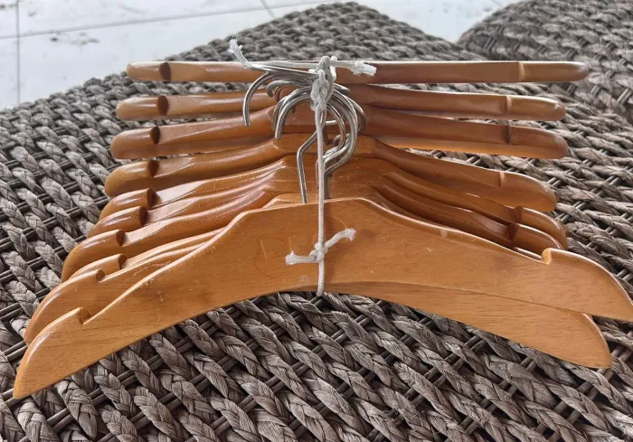 Cabides infantis, de madeira para roupas