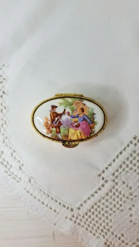 Caixinha em porcelana antiga porta comprimidos cena galante fragonard de coleção 