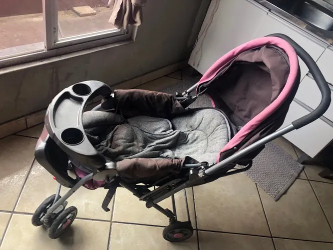 Carrinho de Bebê Dobrável - Prático e Confortável