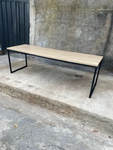 Mesa de madeira com design moderno