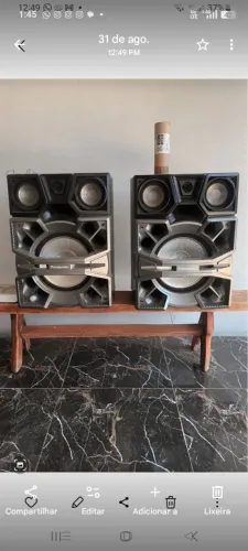 Caixa de som muito potente medindo 77x 56