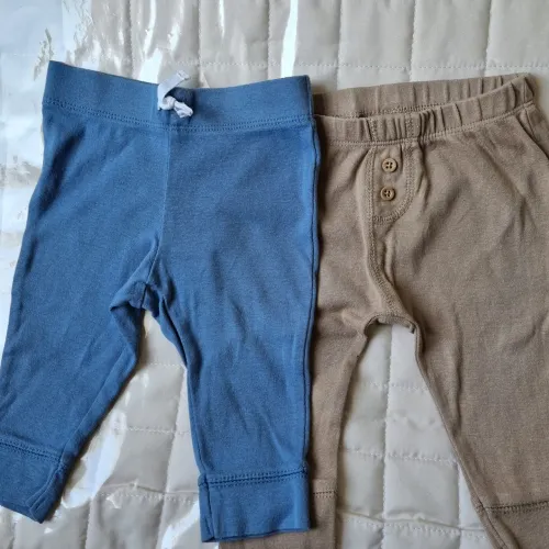 02 Calças da marca Carters de Bebê (tamanho 3 a 6 meses) Confortáveis e Modernas