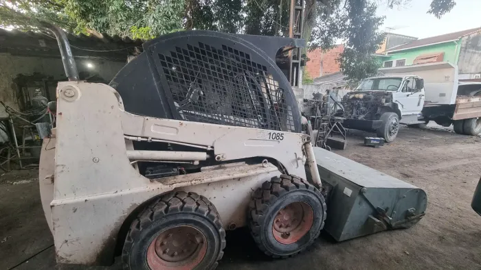 Mini carregadeira Bobcat 1085 - mais vassoura recolhedora 